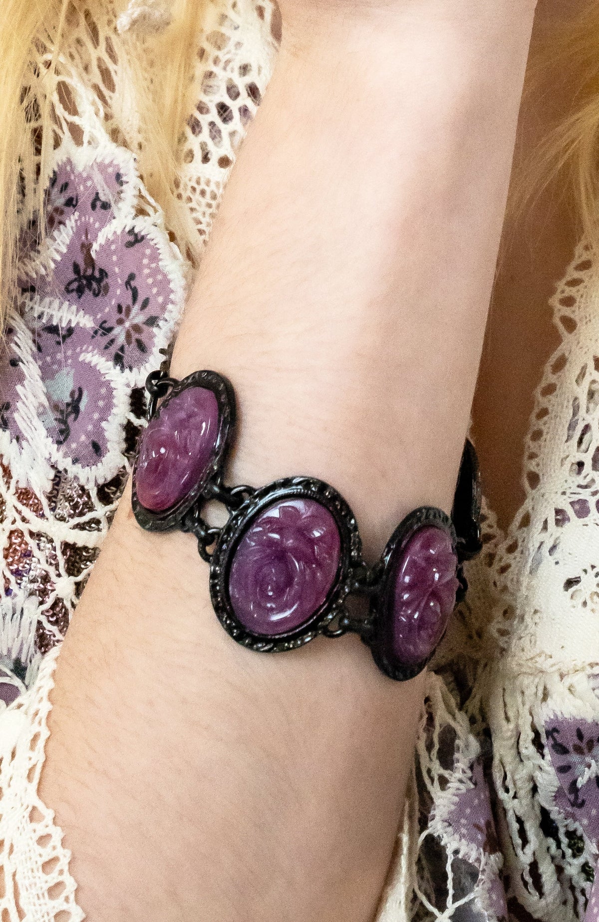 Carved Rose Black Bracelet - Dusty Rose | Anna Sui