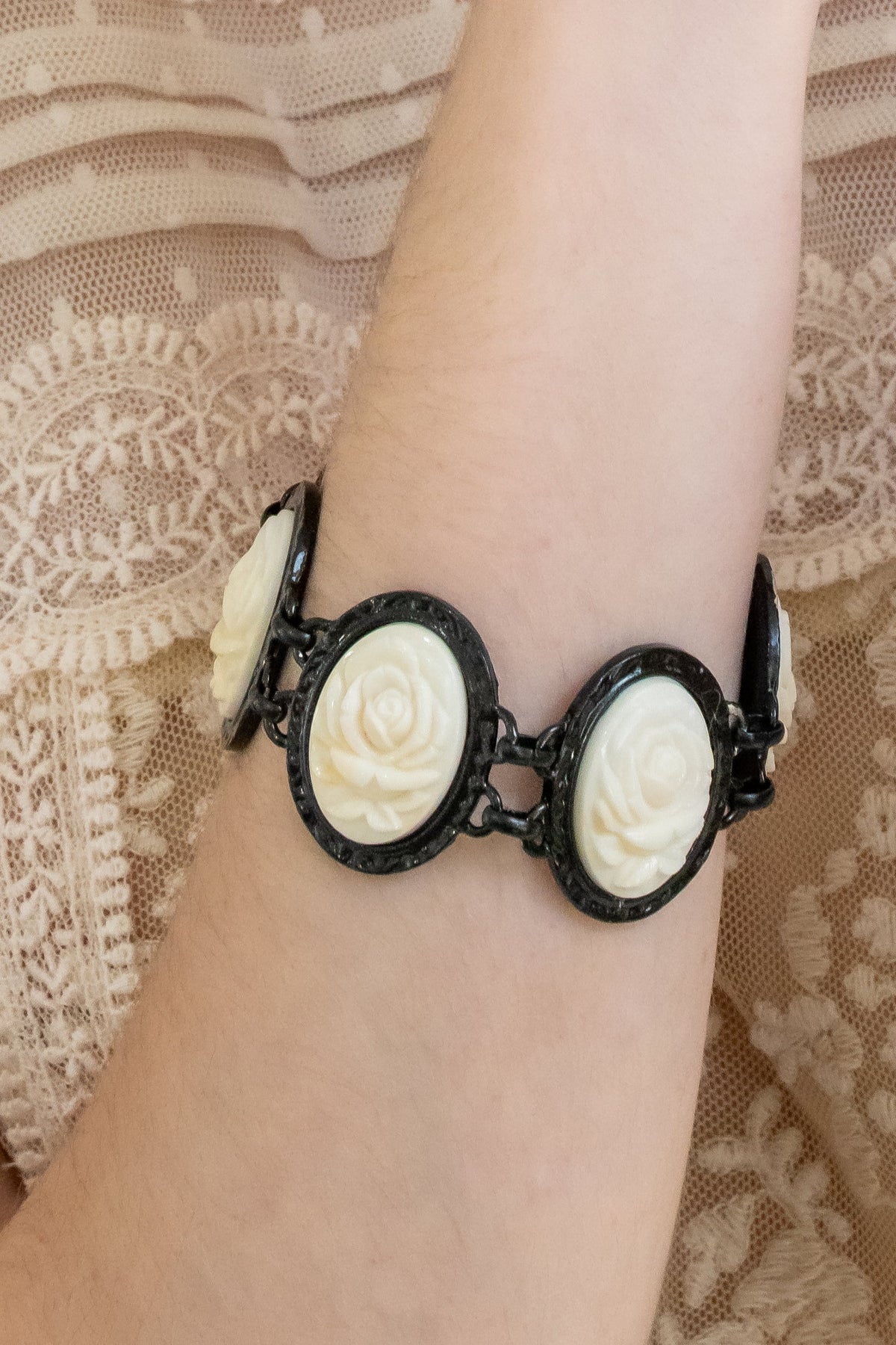 Carved Rose Black Bracelet - Ivory | Anna Sui