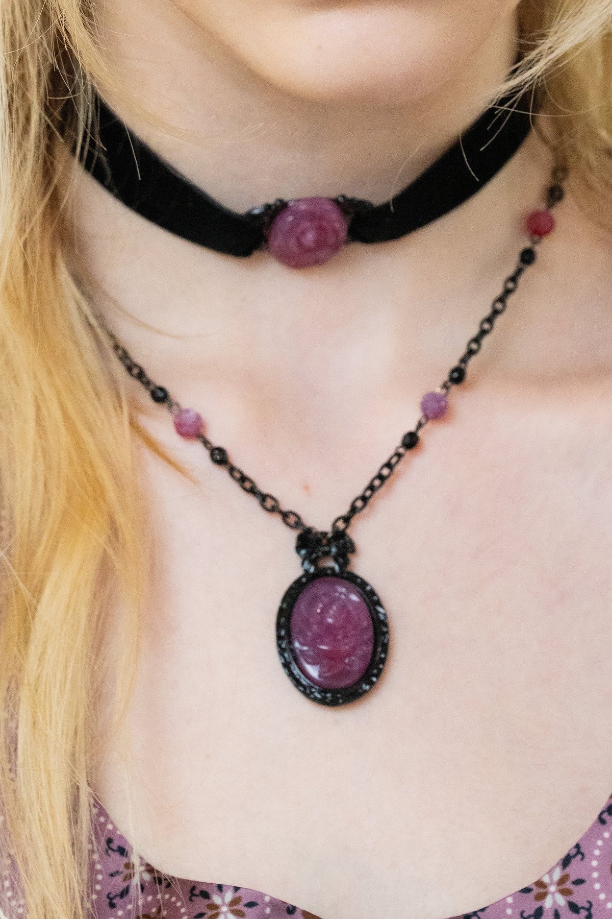 Carved Rose Victorian Frame Necklace - Dusty Rose | Anna Sui