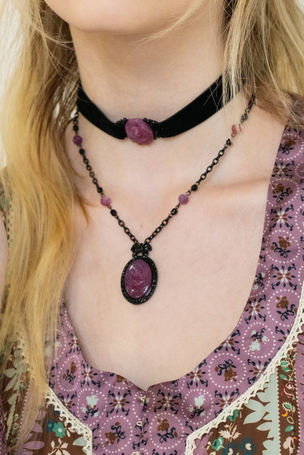 Carved Rose Victorian Necklace & Choker Set – Dusty Rose | Anna Sui